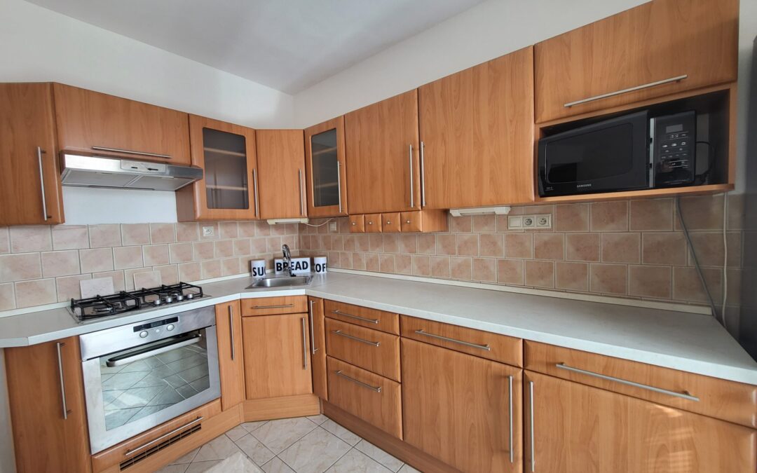 EXKLUZÍVNE – Prenájom – 3 i byt s lodžiou 70 m2 – ul. Urbárska/Prievidza – NECPALY