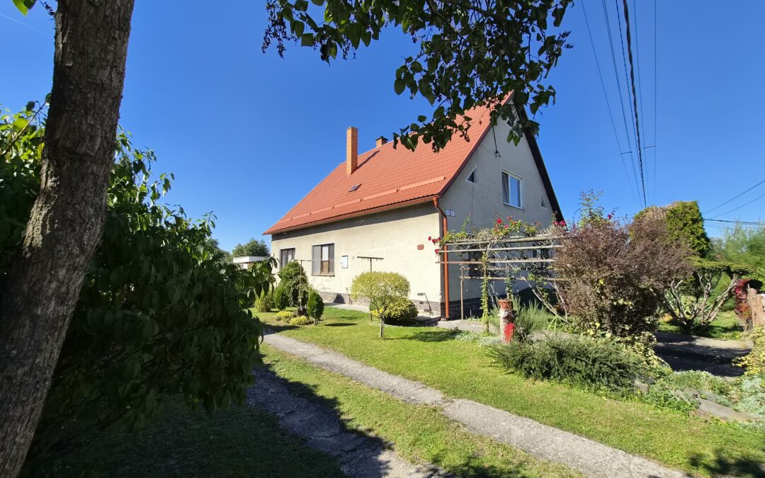 Predaj rodinného domu s veľkými možnosťami na priestrannom pozemku 2 117 m² – Kamenec pod Vtáčnikom